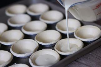 倒入蛋挞液，八分满。