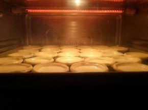 放入烤箱中层，上下管210度，烘烤18分钟，烤至表面金黄焦化即可出炉。普通烤箱提前预热220度，把分钟后入烤箱烘烤15分钟左右。