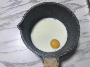 把牛奶、蛋黄、细砂糖、倒入锅中，加入几滴香草精，搅拌均匀。