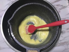 开小火不停搅拌至蛋奶糊浓稠后关火，将蛋奶糊座凉水继续搅拌至冷却降温后备用。