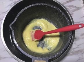开小火不停搅拌至蛋奶糊浓稠后关火，将蛋奶糊座凉水继续搅拌至冷却降温后备用。