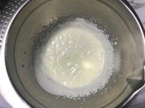 淡奶油打发到7成，有纹路可缓慢流动即可。