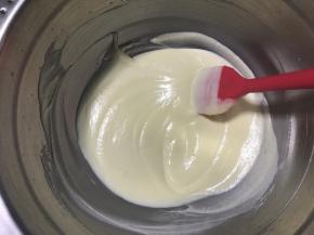 此时可以看到搅拌好的雪糕糊比较细腻。