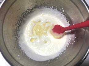 将打好的淡奶油与蛋奶糊混合均匀。