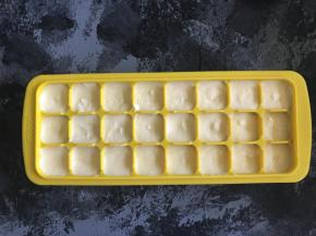 冷冻好的雪糕倒扣即可轻松脱离模具。