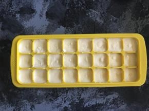 冷冻好的雪糕倒扣即可轻松脱离模具。