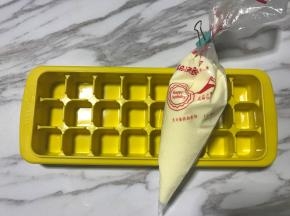 将雪糕糊倒入裱花袋，挤入冰格模具中，放入冰箱冷冻6小时以上。