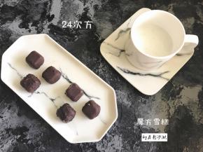 脱模的雪糕迅速蘸上巧克力酱，撒上黑芝麻，雪糕表面的冰霜会立刻使巧克力酱凝固，变成巧克力芝麻脆皮雪糕。