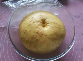 基础发酵两倍半大，手指沾面粉戳孔不回缩不反弹即可。