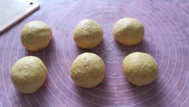 取出面团，挤压排气后，平均分成六等份，滚圆。