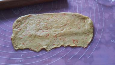 翻面，从上往下卷起，卷成长约20厘米的长条，切成5等份，我忘了拍图切开的图，脑补一下吧。