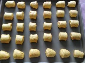 依次放入烤盘，密封发酵（室温30度，40分钟）。