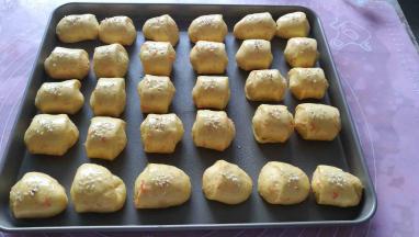 室温发酵两倍大，表面刷蛋液，撒芝麻。