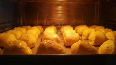 放入海尔嫩烤箱中层，上下管190度，烘烤12分钟。普通烤箱提前预热8分钟，再入烤箱。