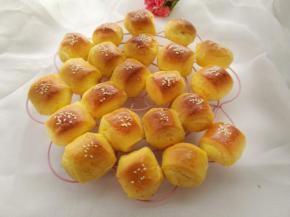 出炉放至冷却架，凉透即可食用。