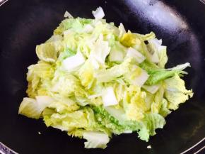 锅里放2勺油，油3成热时放入白菜。