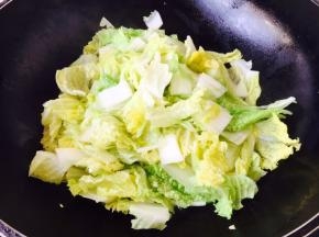 锅里放2勺油，油3成热时放入白菜。