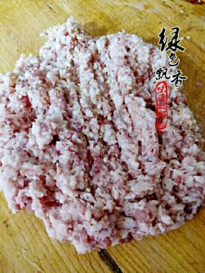 将肉馅剁碎