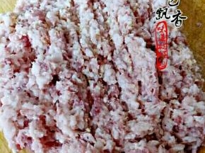 将肉馅剁碎
