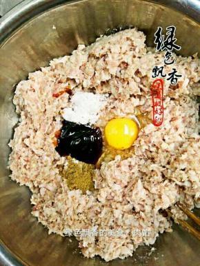 加盐，胡椒粉，料酒，五香粉，生抽，蚝油，老抽，鸡蛋顺时针搅拌均匀