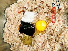 加盐，胡椒粉，料酒，五香粉，生抽，蚝油，老抽，鸡蛋顺时针搅拌均匀