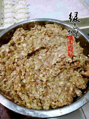 拌匀成肉馅