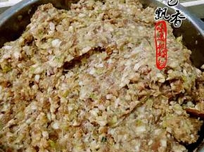 拌匀成肉馅