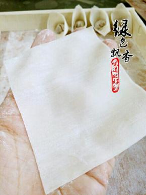 将馄饨皮放在手上