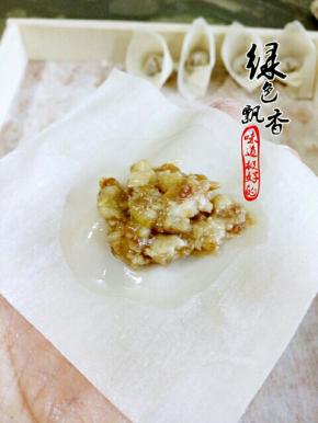 中间放肉馅，沾少许水