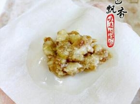 中间放肉馅，沾少许水