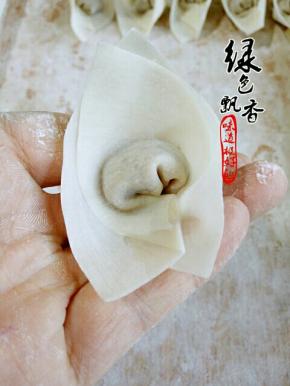 将两头捏在一起，一个馄饨就包好了