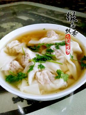 放入开水锅中煮熟，根据个人喜好调味！我加入盐，味精，生抽，醋，紫菜，香菜调味，美味的馄饨就可享用了