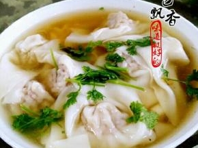 放入开水锅中煮熟，根据个人喜好调味！我加入盐，味精，生抽，醋，紫菜，香菜调味，美味的馄饨就可享用了