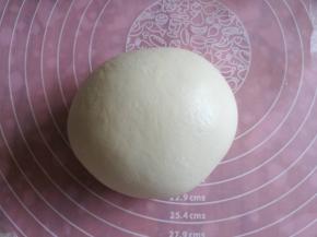 揉成光滑有韧性的面团，保鲜膜覆盖，松弛60分钟。