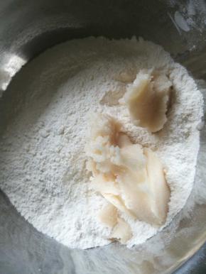 油酥:低粉和猪油混合揉匀。