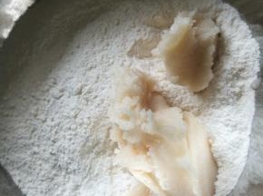 油酥:低粉和猪油混合揉匀。