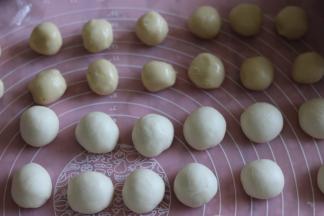 把油皮（22克）油酥（15克）分别分成小剂子，滚圆。