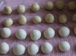 把油皮（22克）油酥（15克）分别分成小剂子，滚圆。