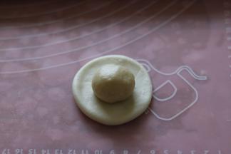 取一个油皮，擀开，包入一个油酥。