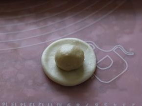 取一个油皮，擀开，包入一个油酥。