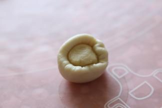 捏紧收口，滚圆。