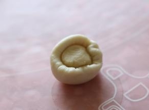 捏紧收口，滚圆。