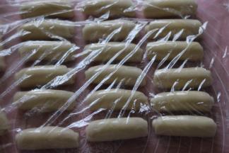 依次擀好，保鲜膜覆盖松弛15分钟。