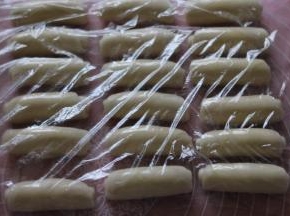 依次擀好，保鲜膜覆盖松弛15分钟。