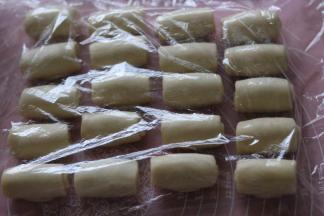 依次擀好，保鲜膜覆盖松弛15分钟。