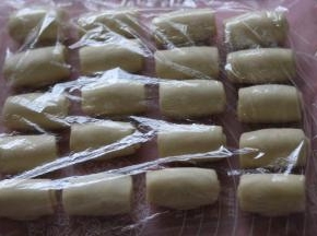依次擀好，保鲜膜覆盖松弛15分钟。