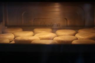 放入烤箱中层，上下管180度，烘烤30分钟，烘烤中途翻面。烤至两面金黄。普通烤箱提前八分钟预热190度，烘烤时间一致。