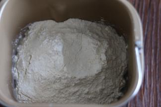 油皮:油皮原料，全部放入面包机桶，启动和面功能。