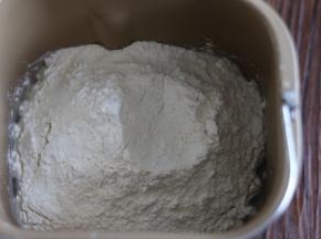 油皮:油皮原料，全部放入面包机桶，启动和面功能。