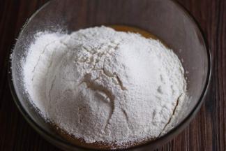 筛入中筋面粉，揉成团。